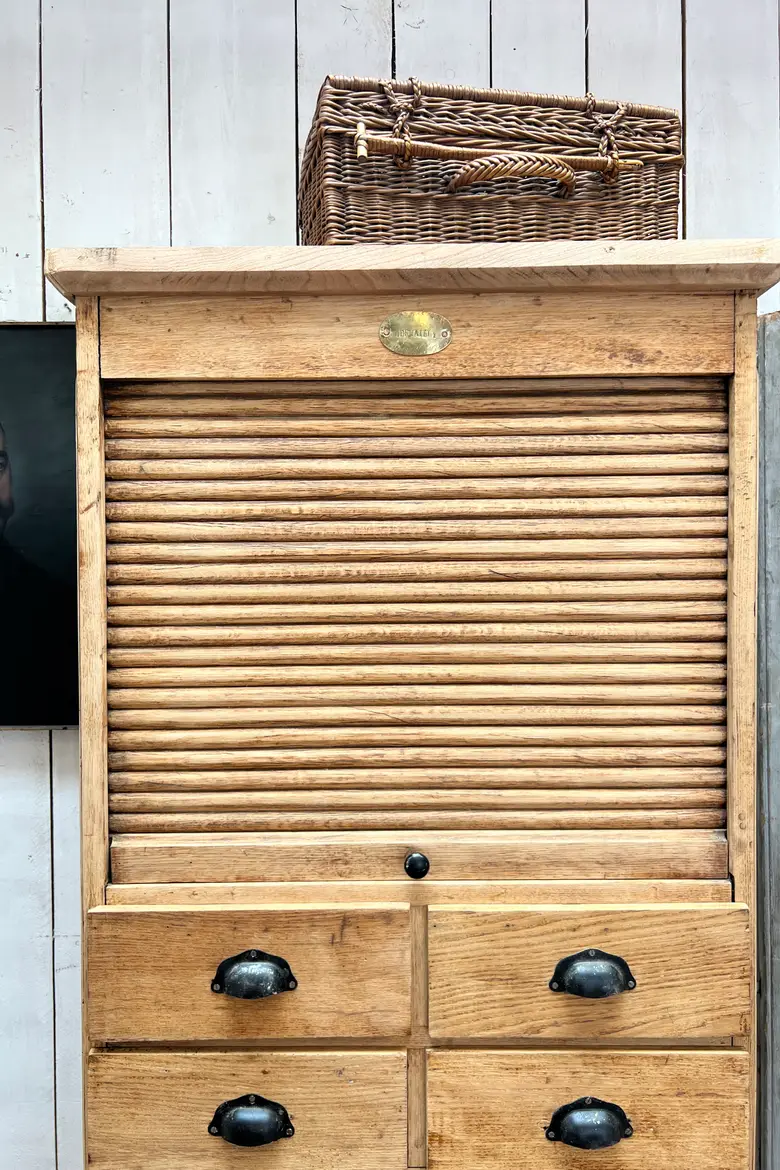 Meuble en chêne de quincaillerie