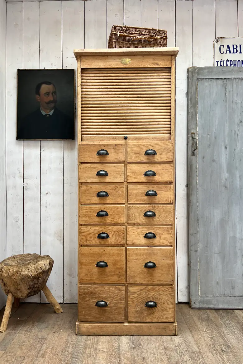 Meuble en chêne de quincaillerie