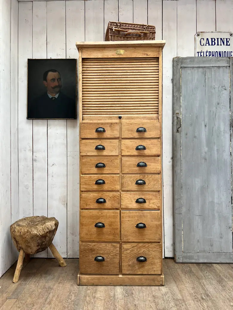 Meuble en chêne de quincaillerie