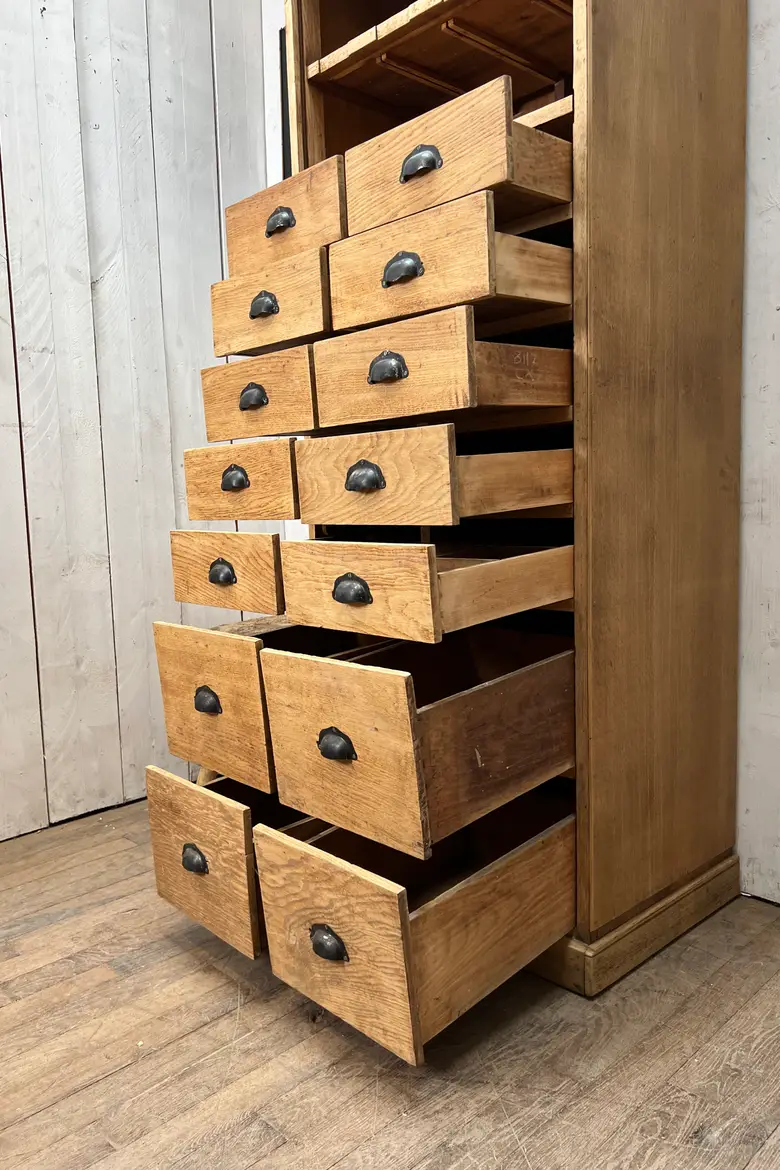 Meuble en chêne de quincaillerie