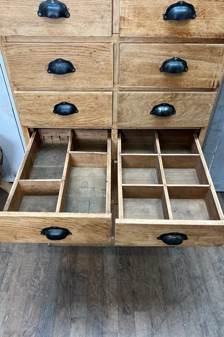 Meuble en chêne de quincaillerie