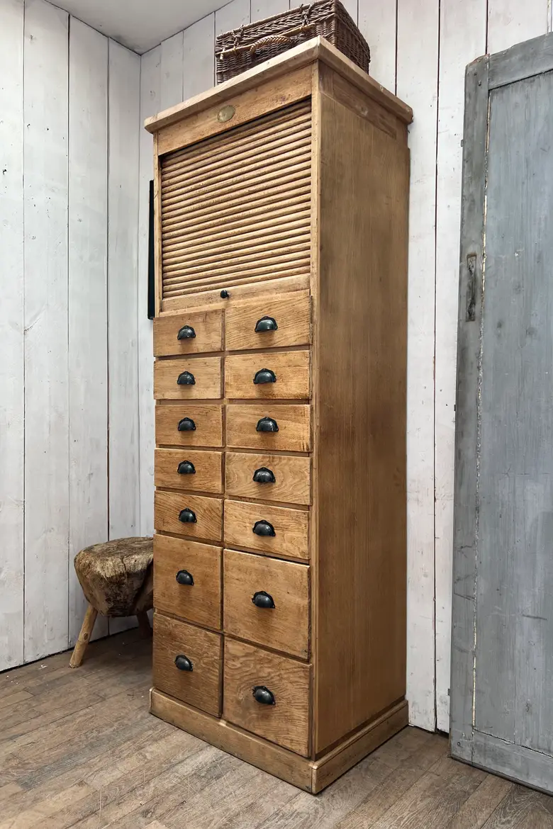 Meuble en chêne de quincaillerie