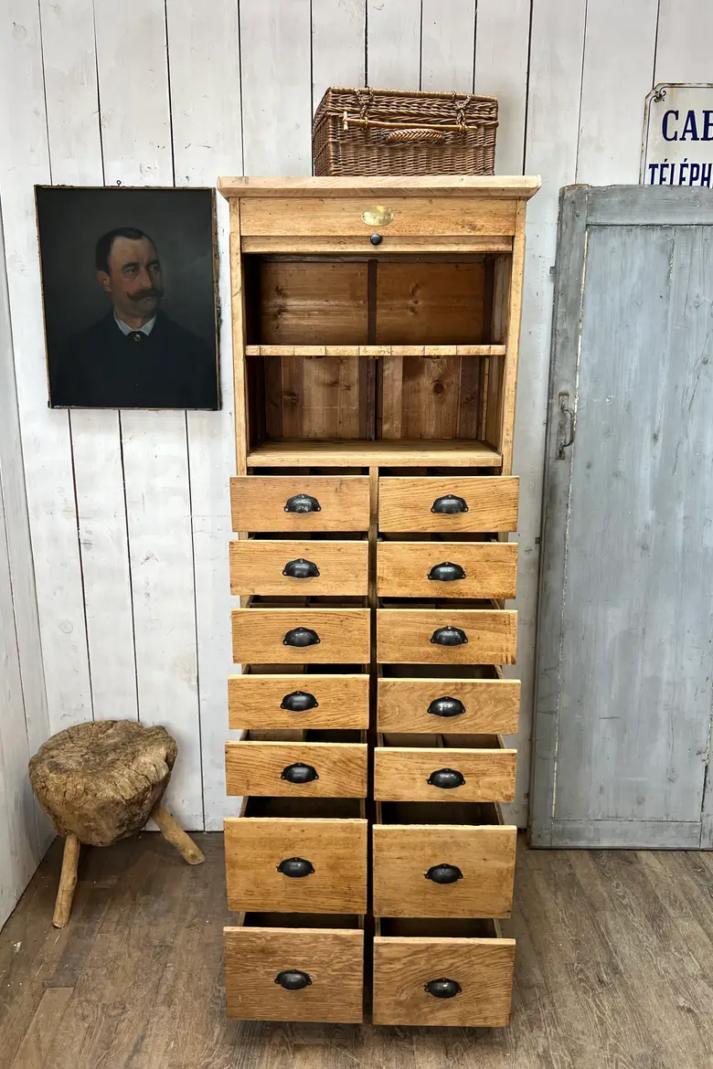 Meuble en chêne de quincaillerie