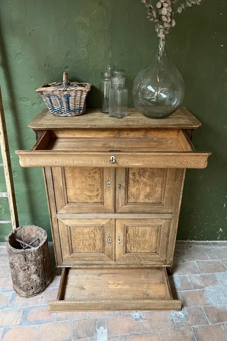 Meuble en chêne rustique de style Louis Philippe Début XXème