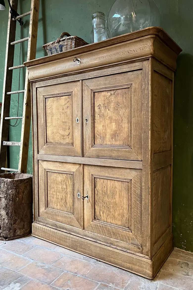 Meuble en chêne rustique de style Louis Philippe Début XXème