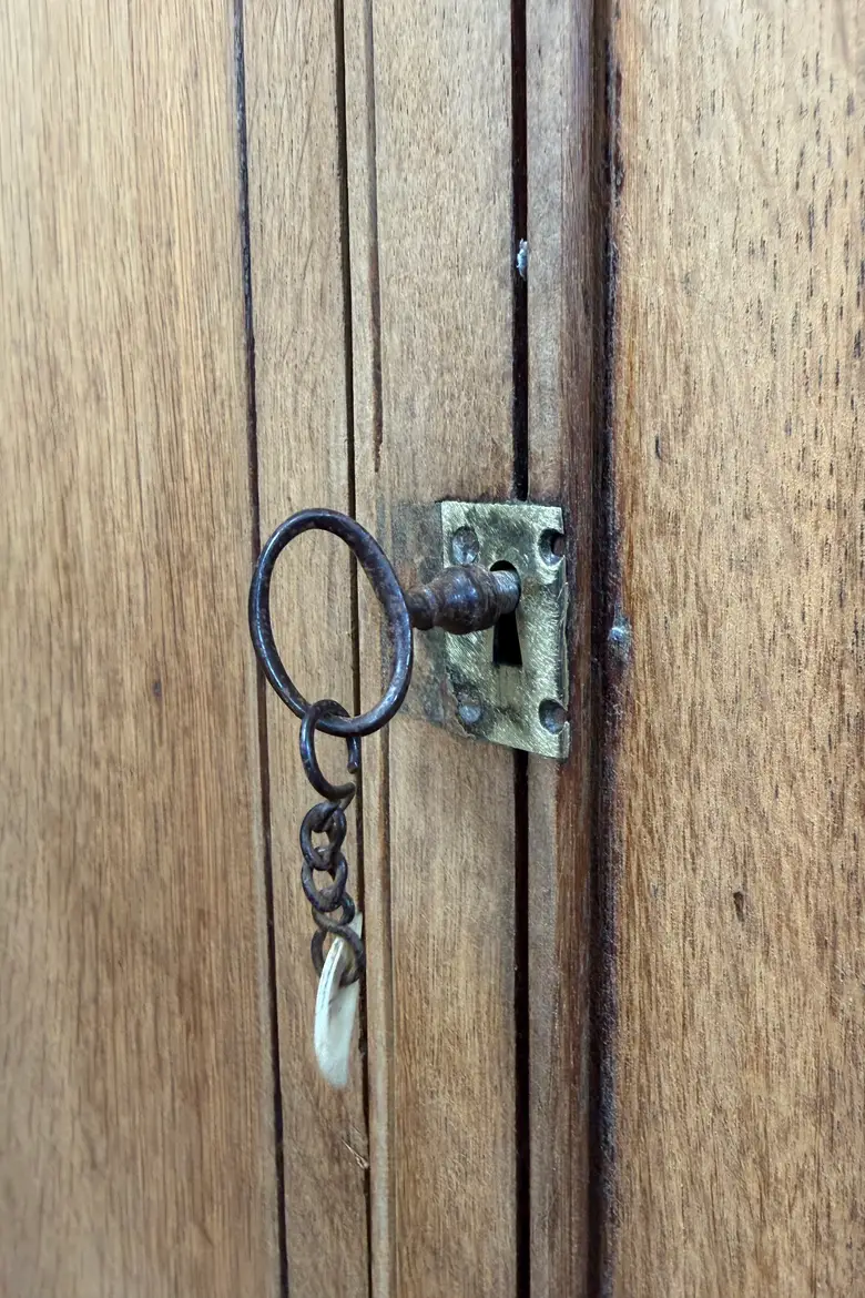 Meuble étroit en chêne