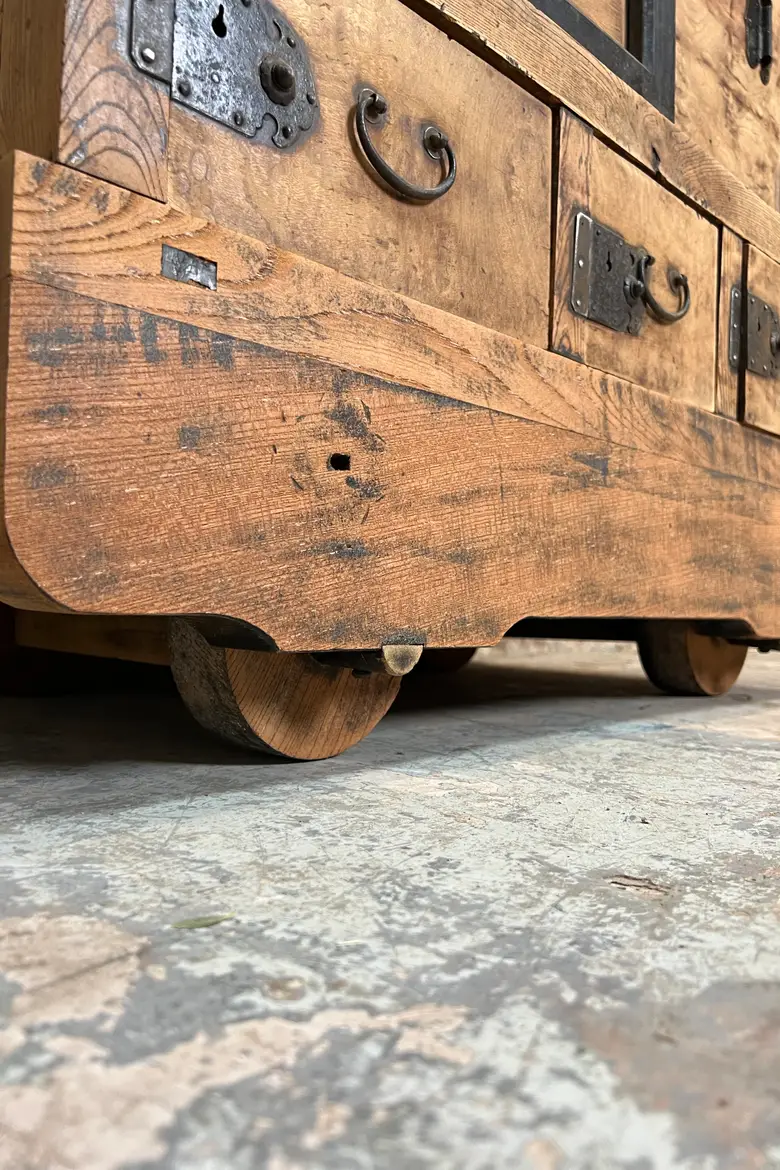 Meuble japonais sur roues en bois
