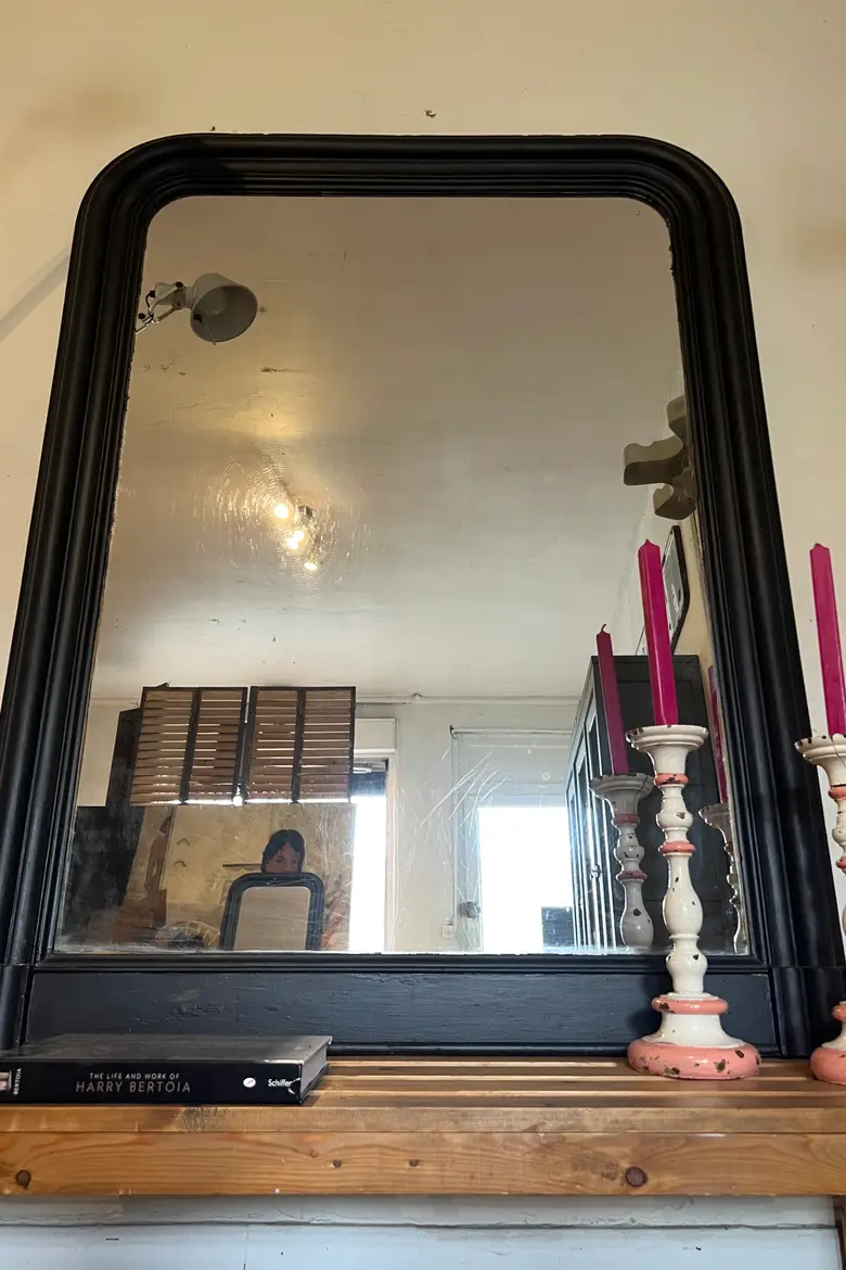 Miroir Louis Philippe peint en noir Début XXème