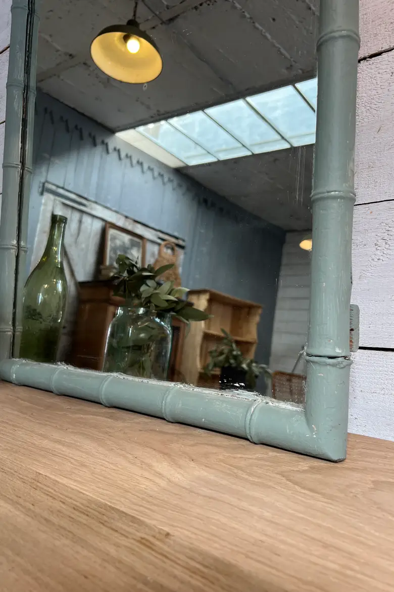 Miroir rectangulaire sculpté façon bambou, peint en vert