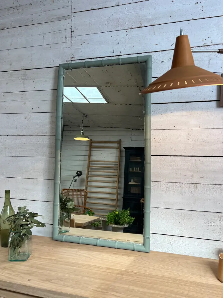 Miroir rectangulaire sculpté façon bambou, peint en vert