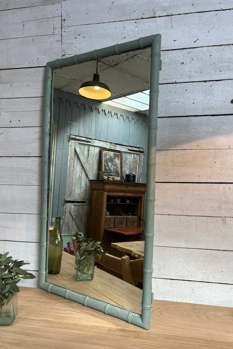 Miroir rectangulaire sculpté façon bambou, peint en vert