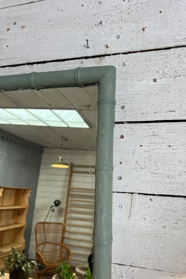 Miroir rectangulaire sculpté façon bambou, peint en vert