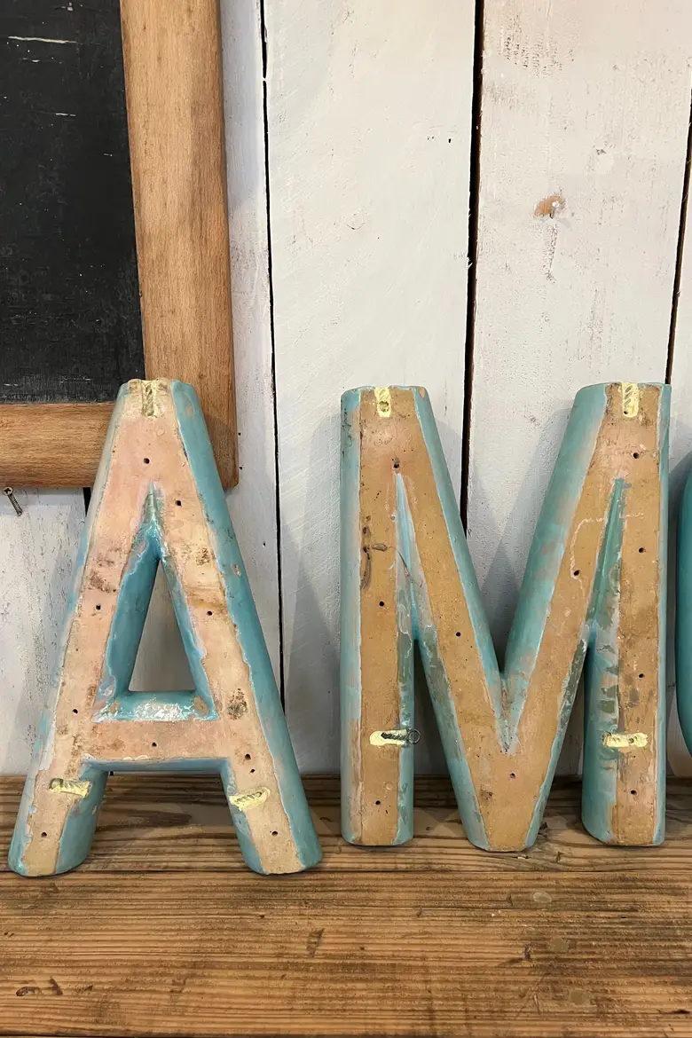 Mot AMOUR en faïence Années 50