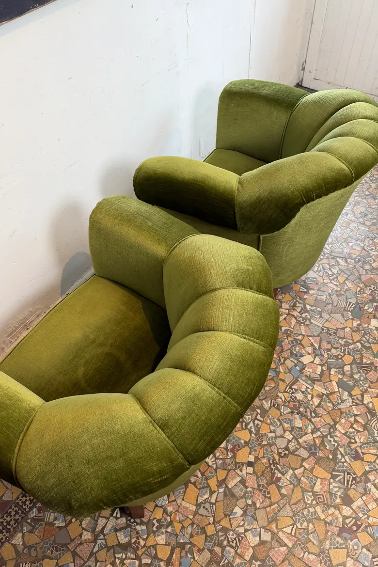 Paire de fauteuils Art Déco en velours vert