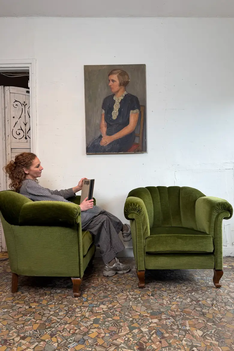 Paire de fauteuils Art Déco en velours vert