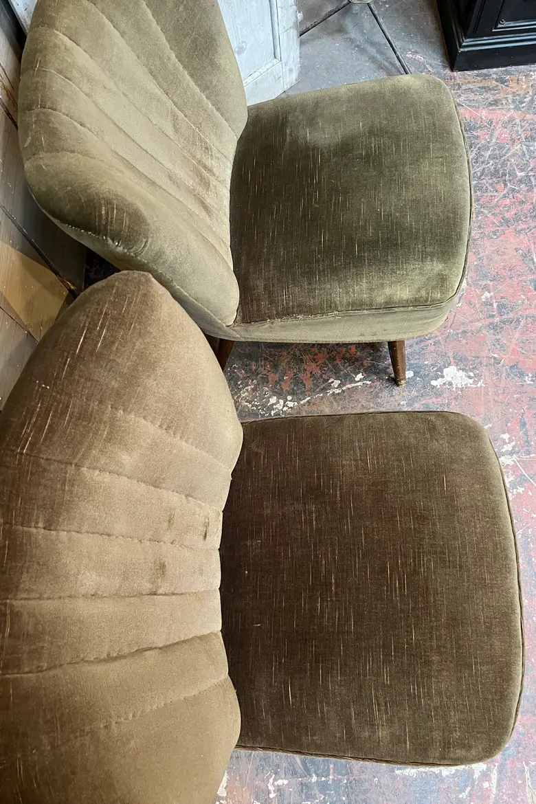 Paire de fauteuils cocktails en velours vert Années 50
