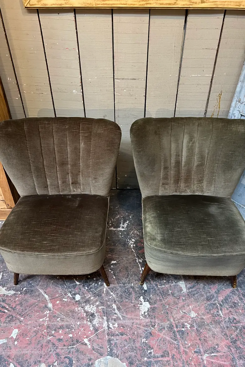 Paire de fauteuils cocktails en velours vert Années 50