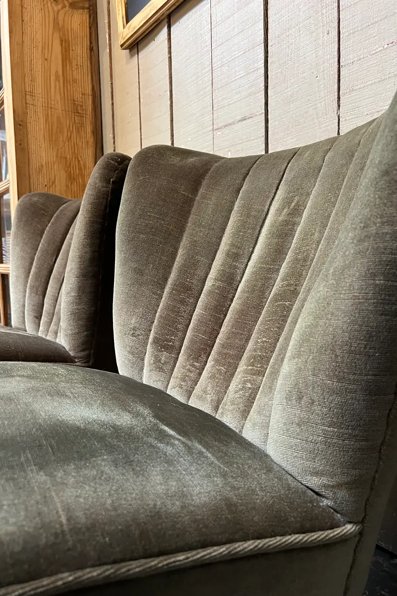 Paire de fauteuils cocktails en velours vert Années 50