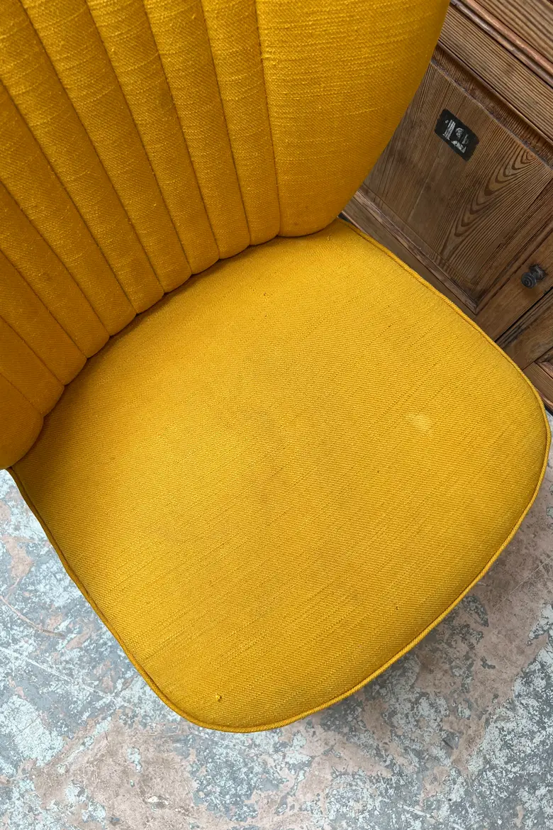 Paire de fauteuils cocktails jaunes 1950