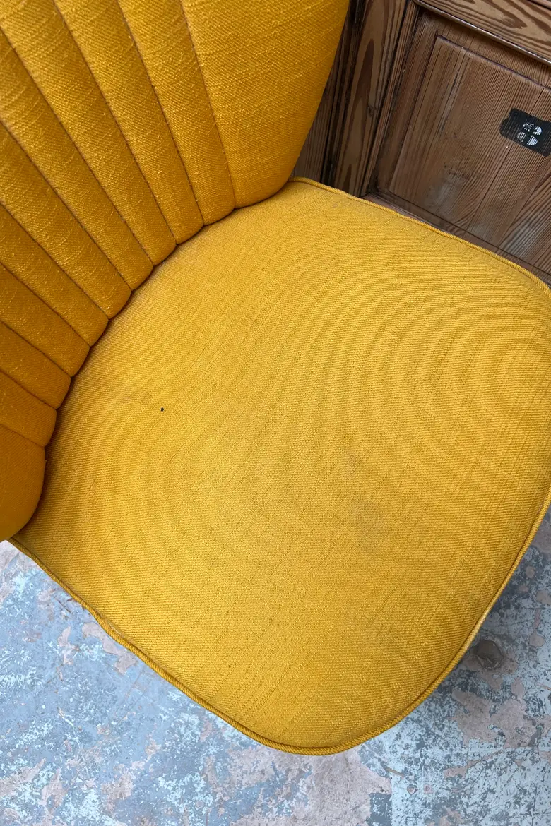 Paire de fauteuils cocktails jaunes 1950