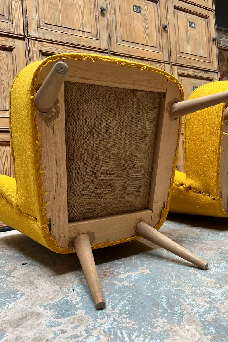Paire de fauteuils cocktails jaunes 1950