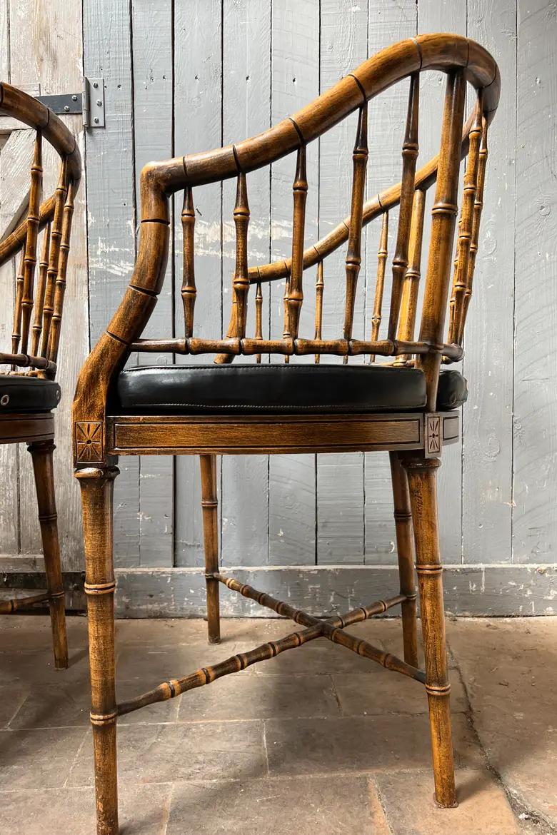 Paire de fauteuils en faux bambou de style régence 1970
