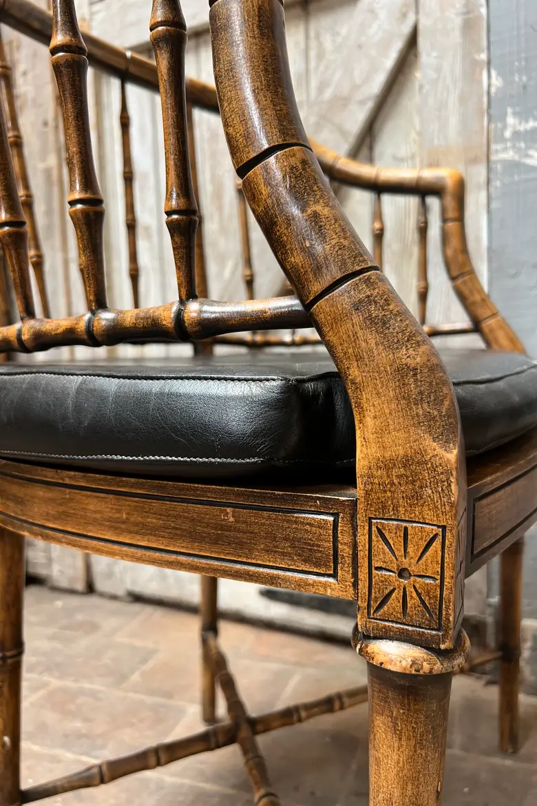 Paire de fauteuils en faux bambou de style régence 1970