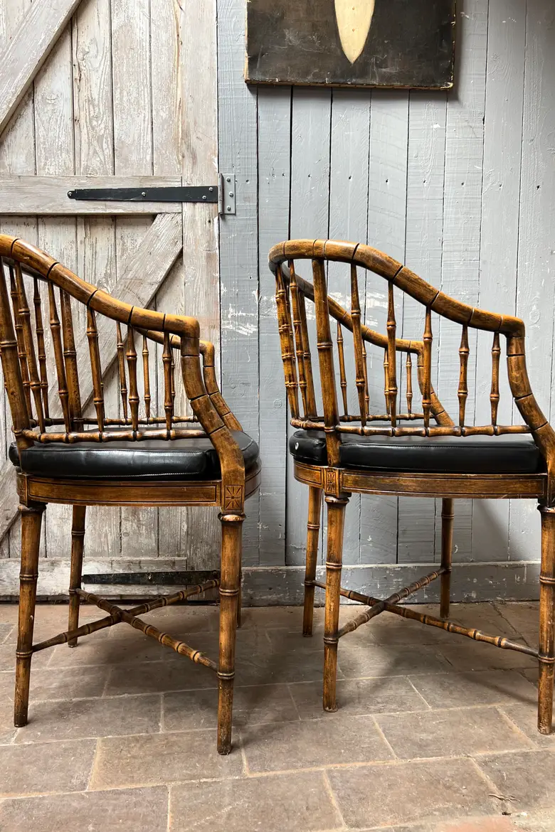 Paire de fauteuils en faux bambou de style régence 1970