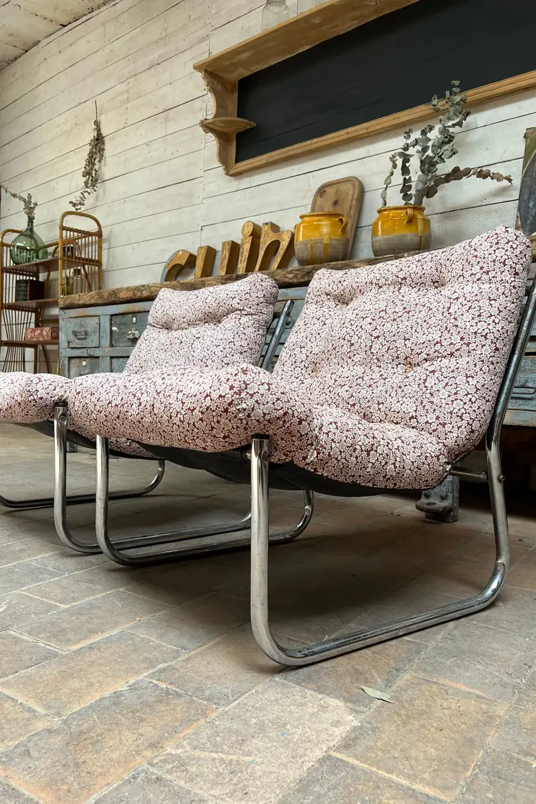 Paire de fauteuils fleuris Années 70