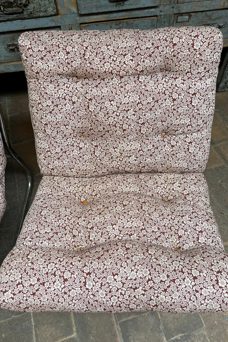Paire de fauteuils fleuris Années 70