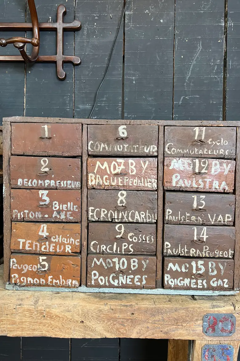 Paire de meubles de marchand de vélos