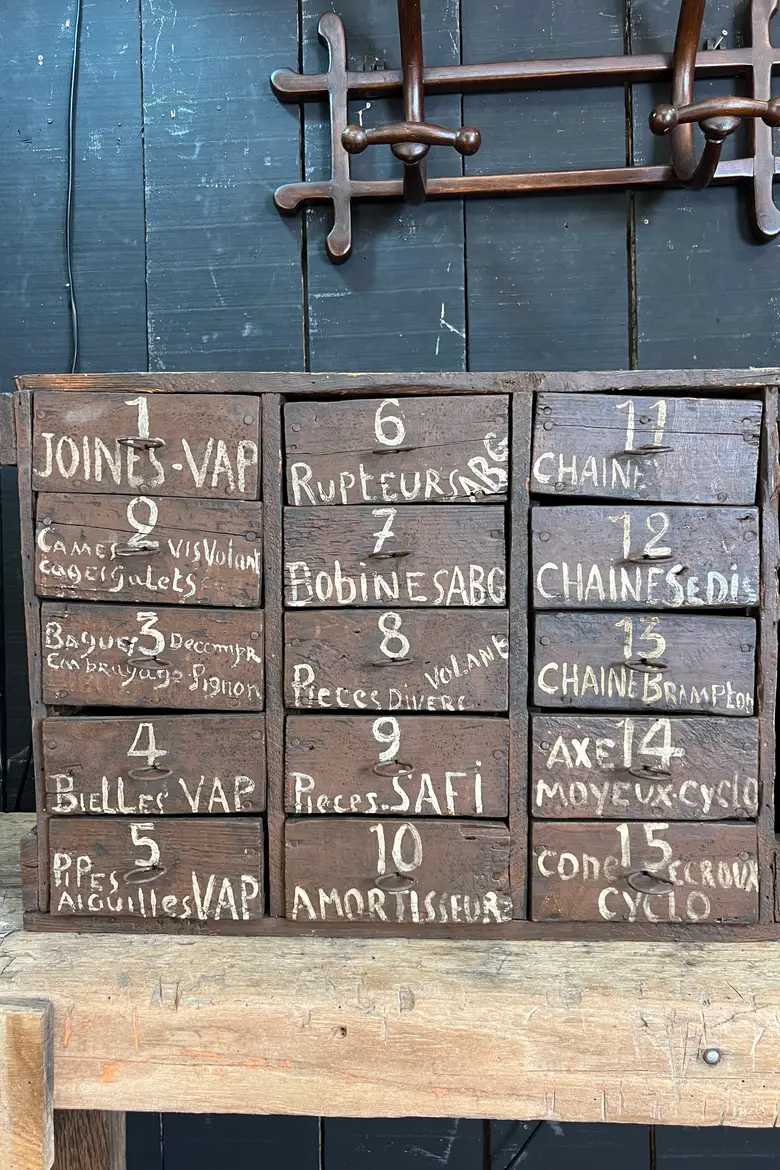 Paire de meubles de marchand de vélos