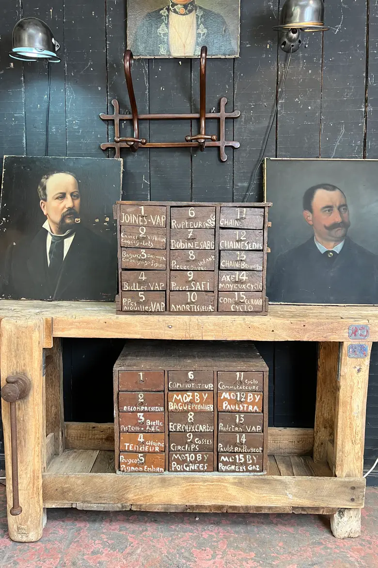 Paire de meubles de marchand de vélos