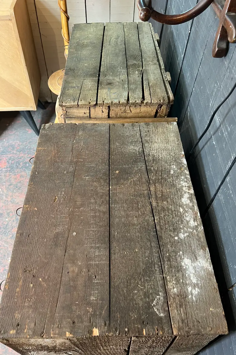 Paire de meubles de marchand de vélos