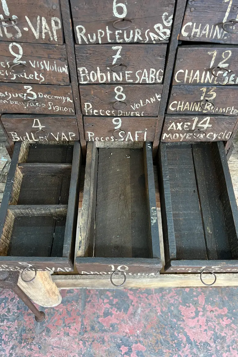 Paire de meubles de marchand de vélos