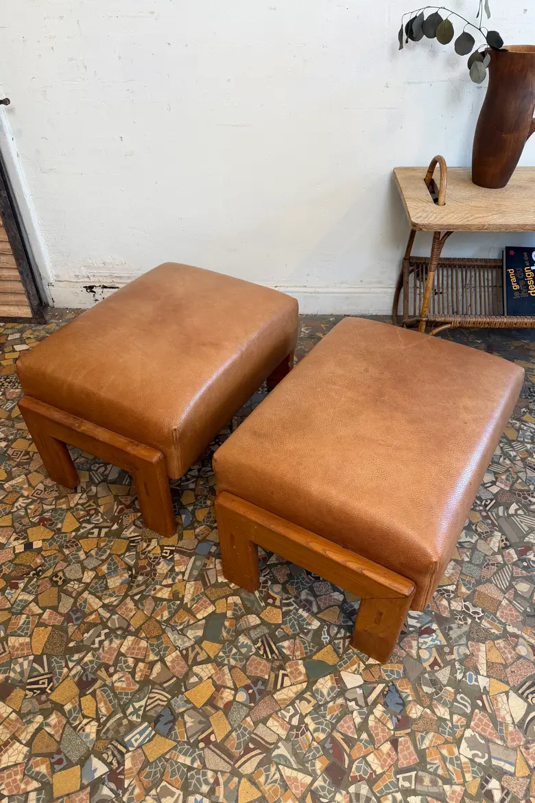 Paire de poufs en cuir – années 80 — Paire de poufs en cuir – années 80