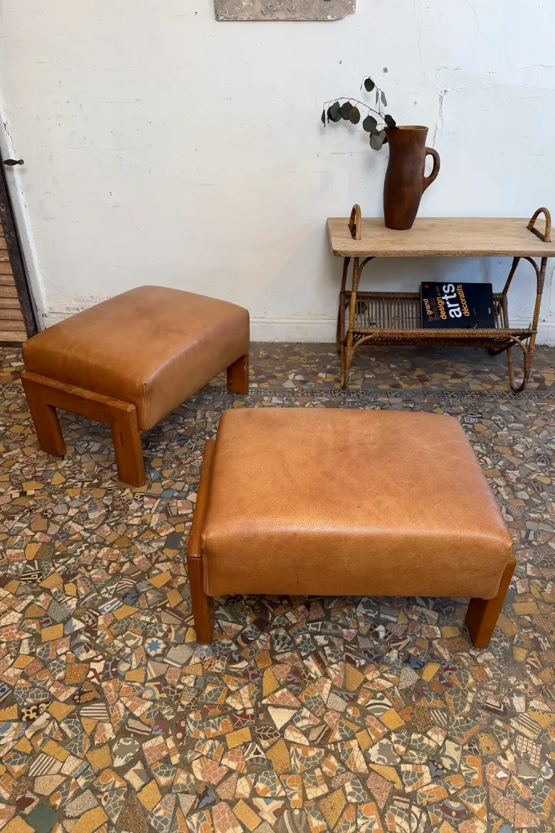 Paire de poufs en cuir – années 80 — Paire de poufs en cuir – années 80