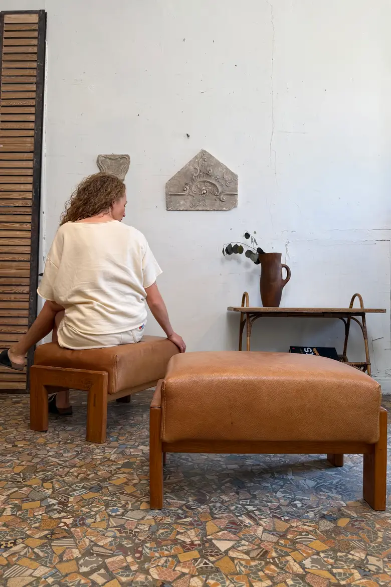 Paire de poufs en cuir – années 80 — Paire de poufs en cuir – années 80