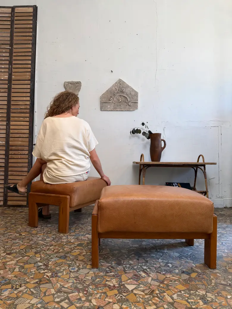 Paire de poufs en cuir – années 80 — Paire de poufs en cuir – années 80