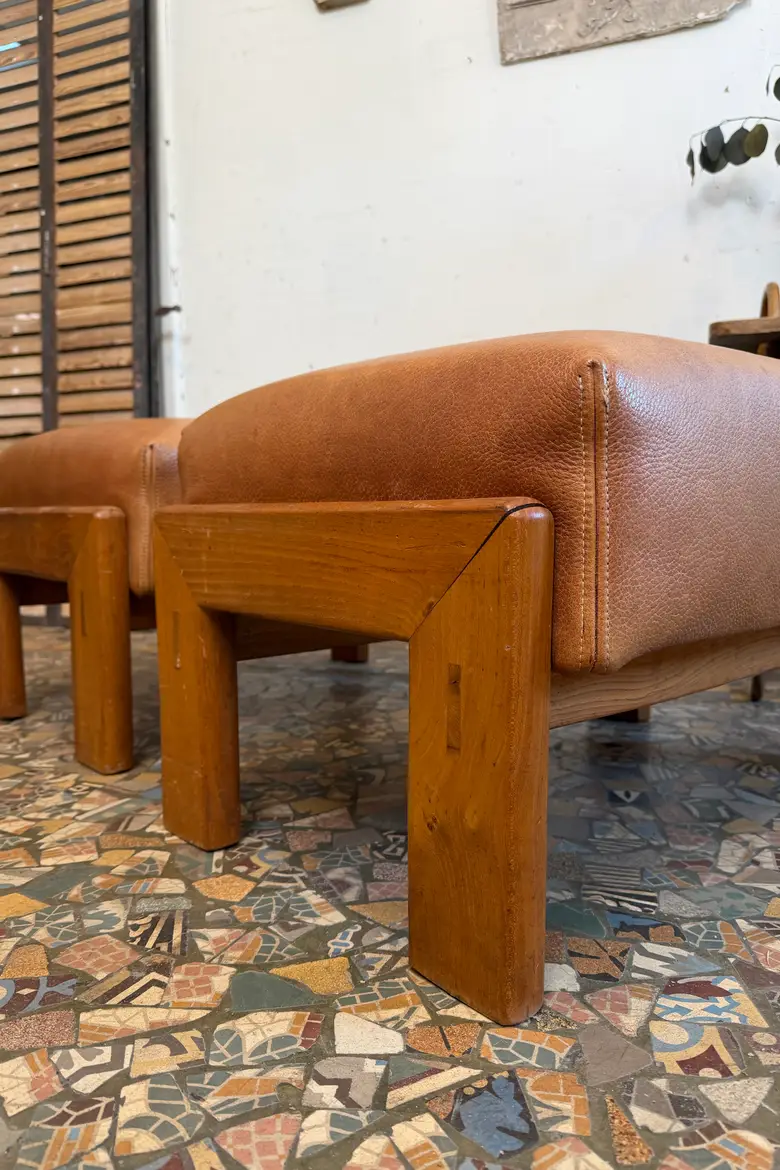 Paire de poufs en cuir – années 80 — Paire de poufs en cuir – années 80