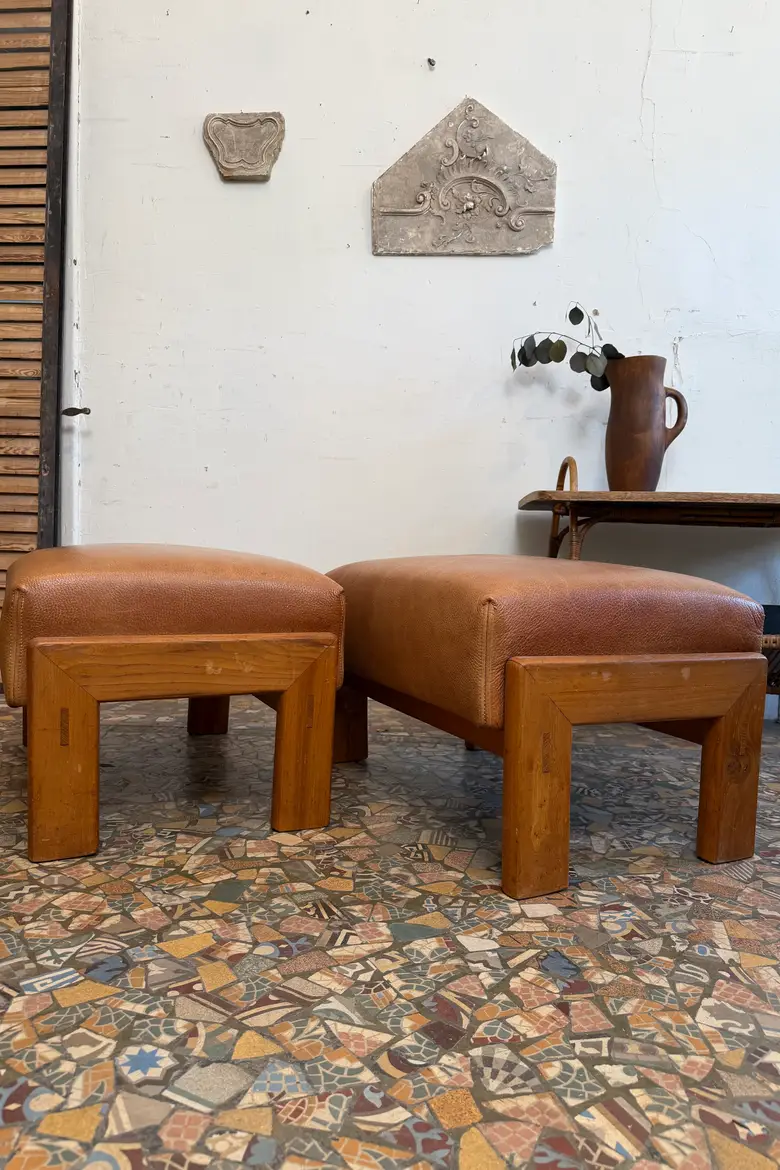 Paire de poufs en cuir – années 80 — Paire de poufs en cuir – années 80
