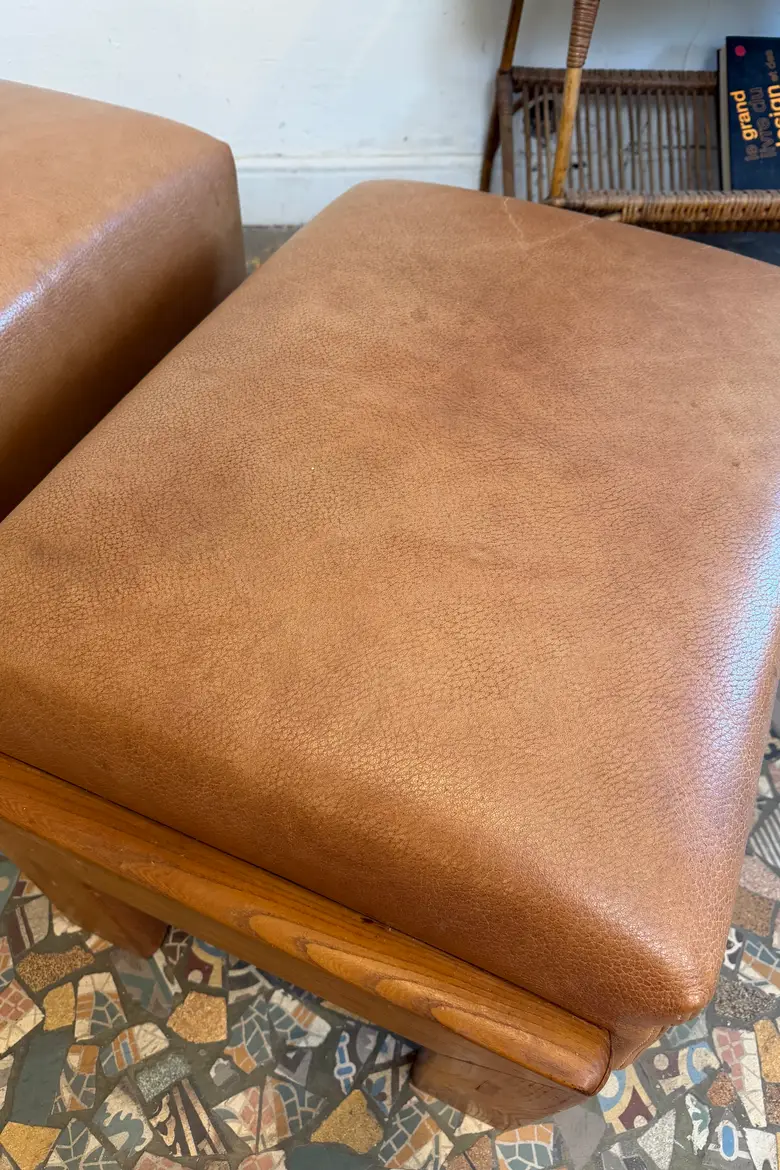 Paire de poufs en cuir – années 80 — Paire de poufs en cuir – années 80