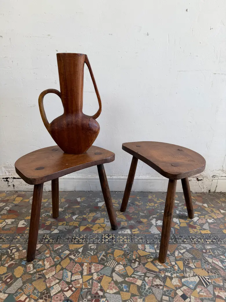 Paire de tabourets tripodes en chêne