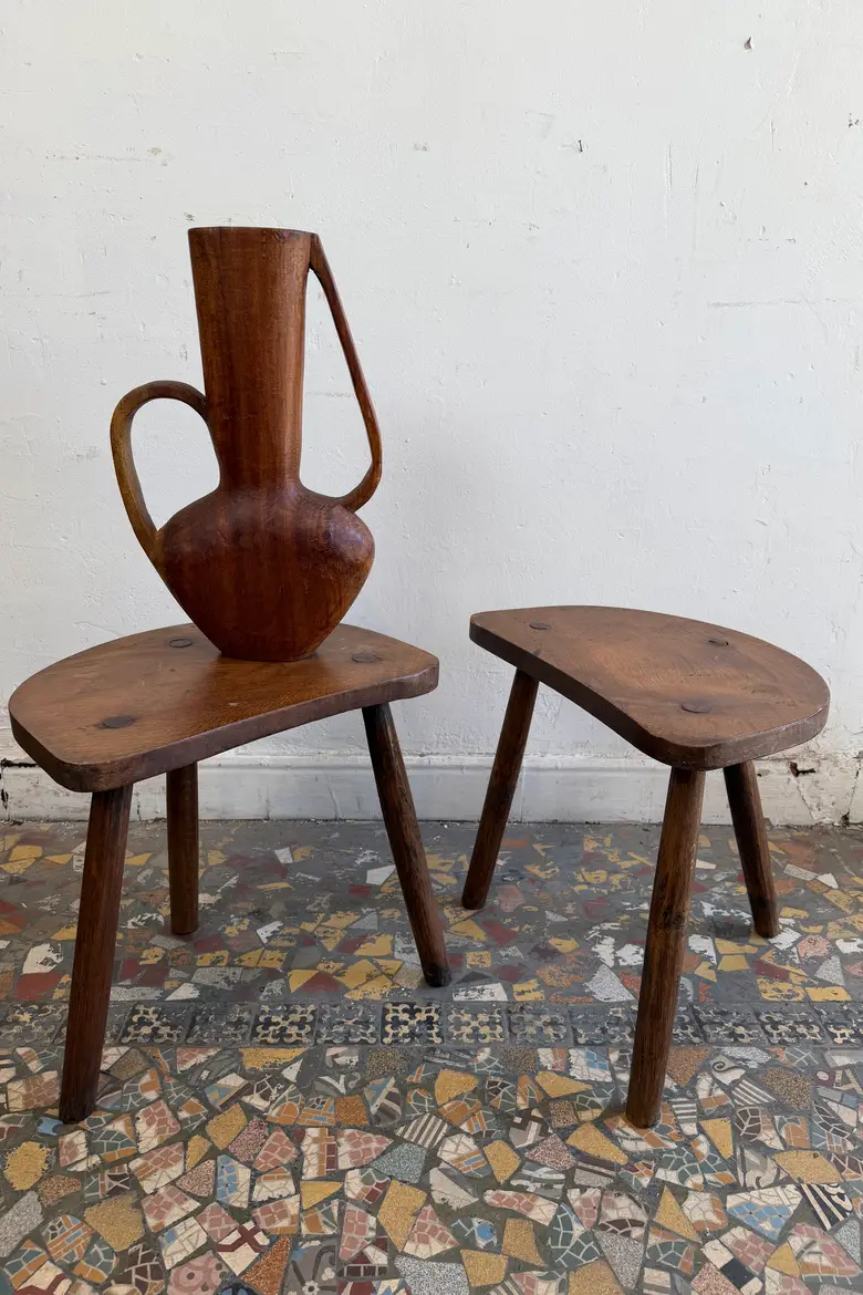 Paire de tabourets tripodes en chêne