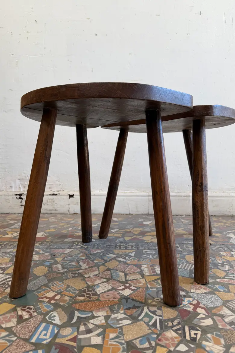 Paire de tabourets tripodes en chêne