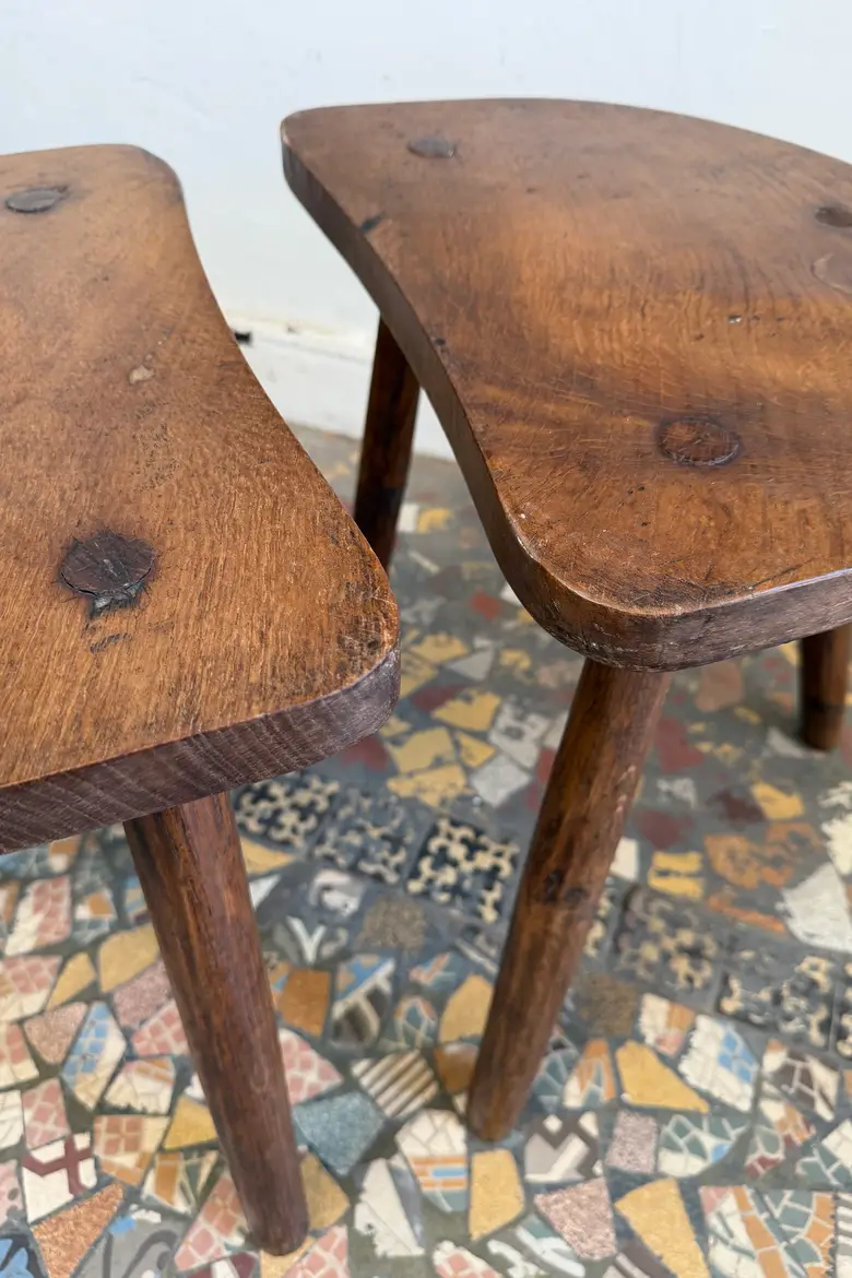Paire de tabourets tripodes en chêne
