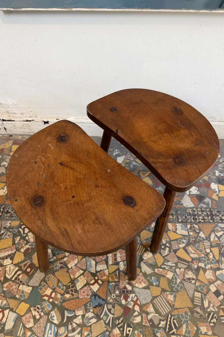 Paire de tabourets tripodes en chêne
