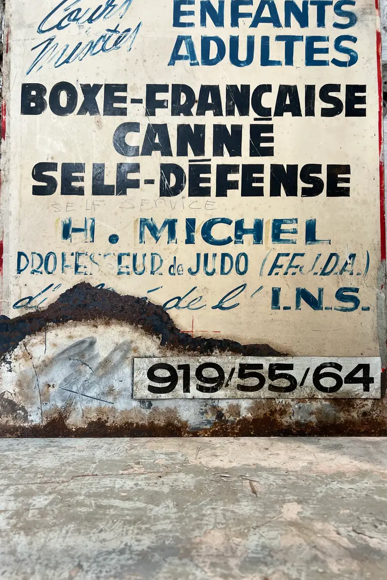Pancarte publicitaire en tôle - années 1960 — Pancarte publicitaire en tôle - années 1960