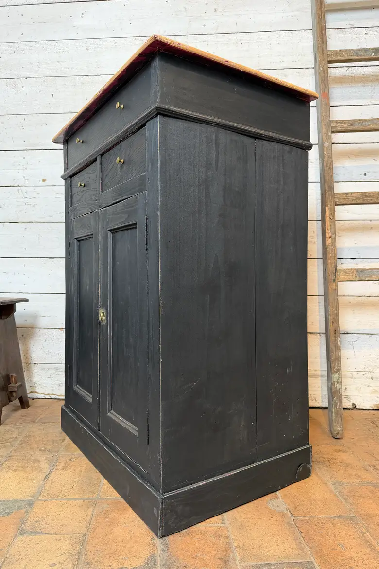 Petit buffet ancien peint en noir