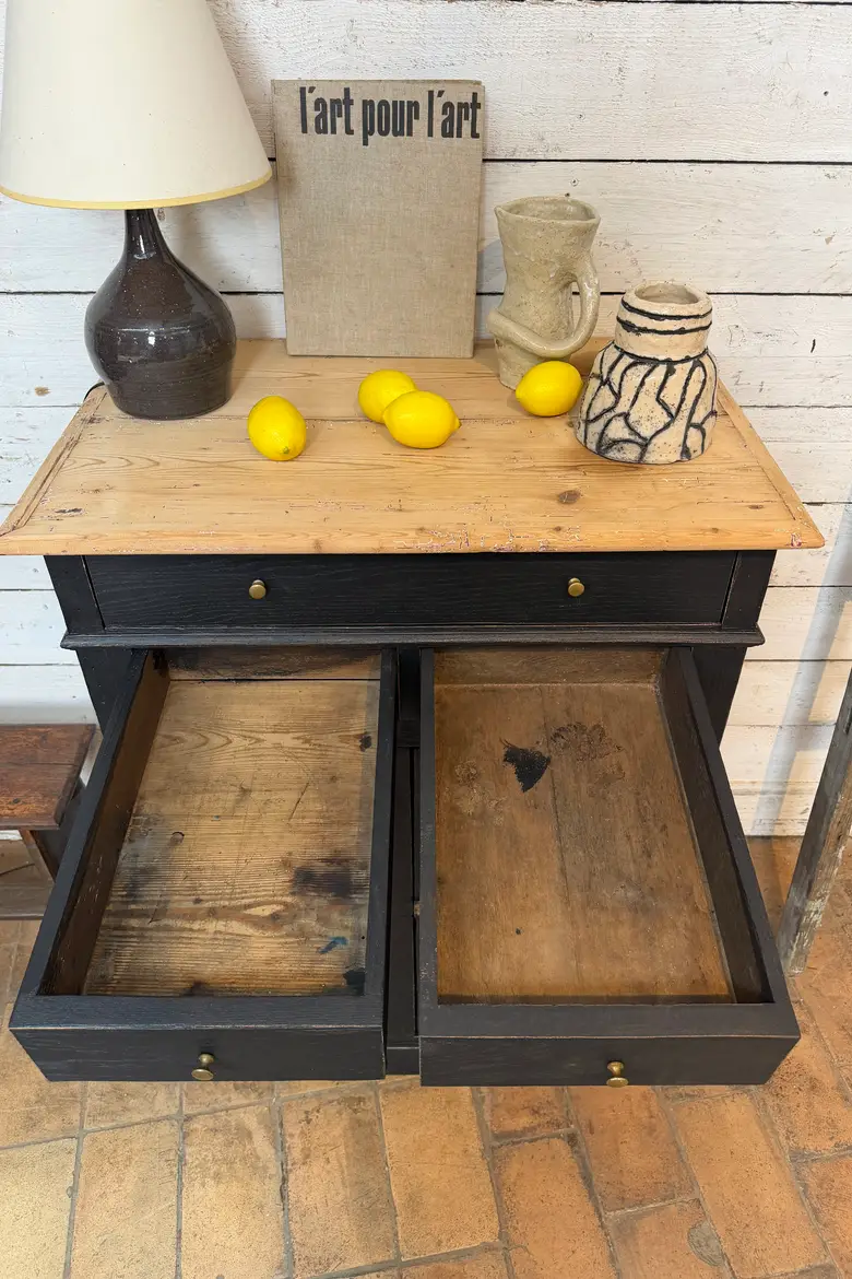 Petit buffet ancien peint en noir